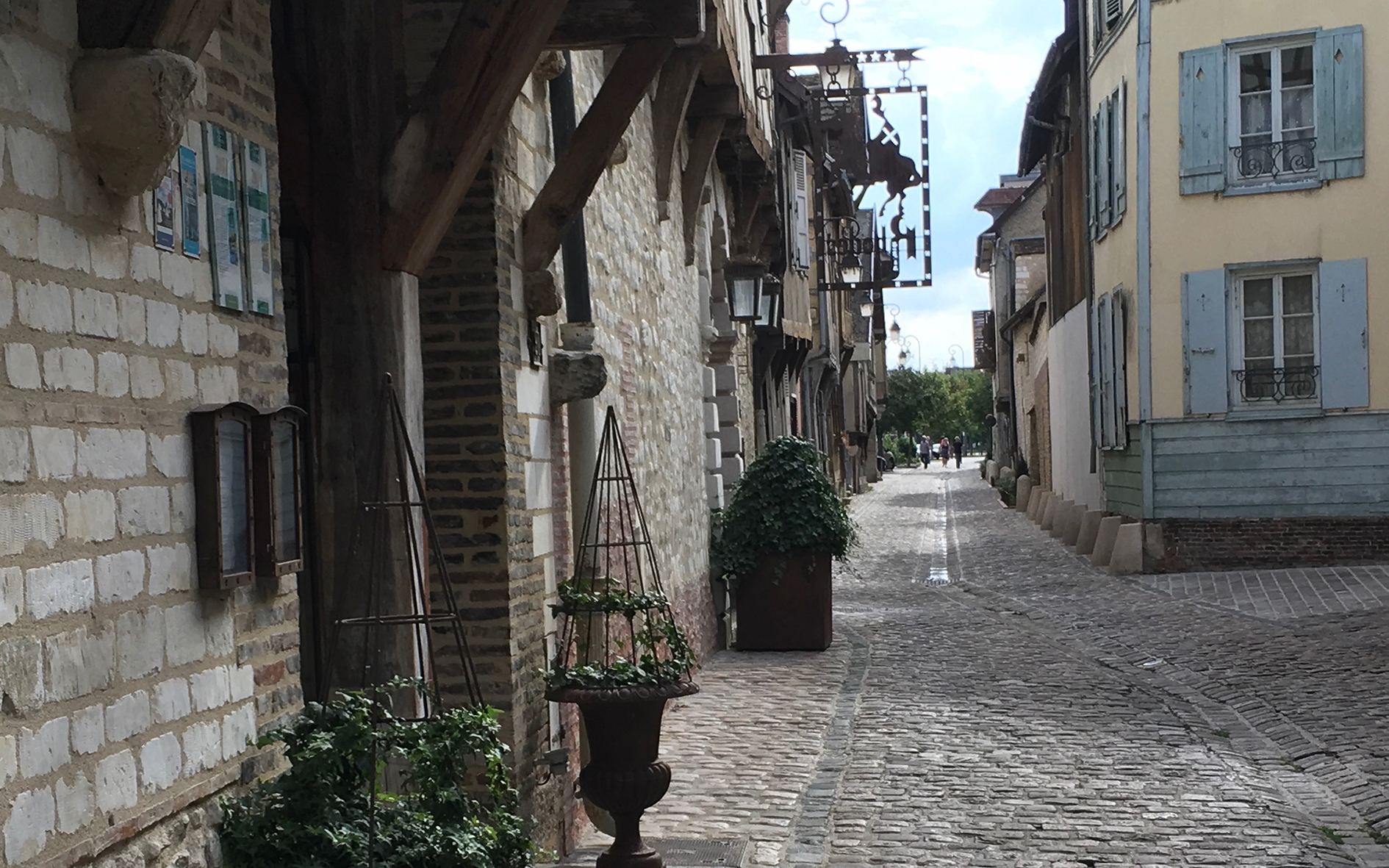 Higgledy-piggledy buildings and cobbled streets