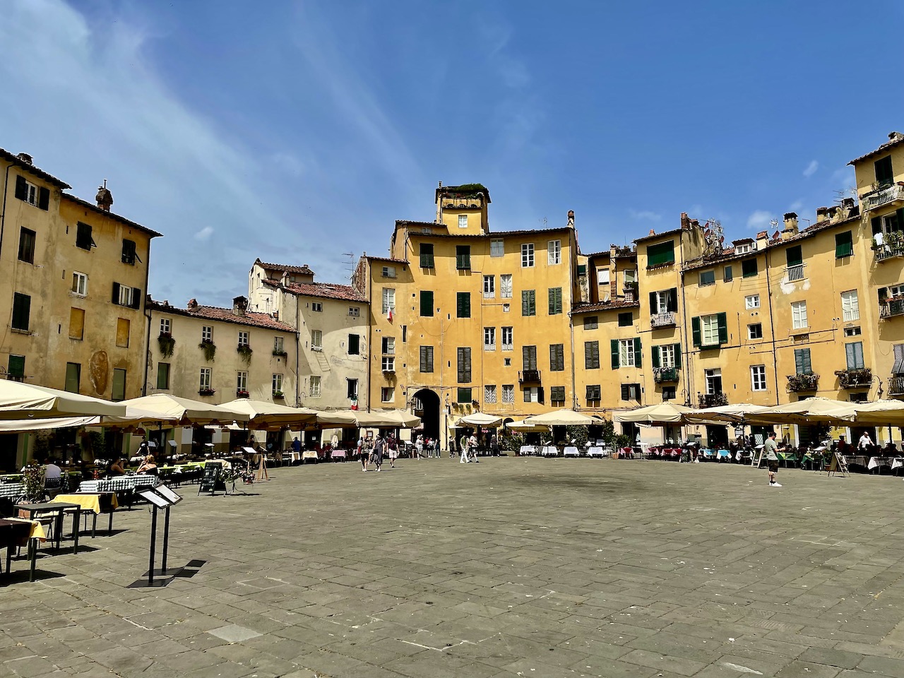 Piazza Anfiteatro (Lucca)