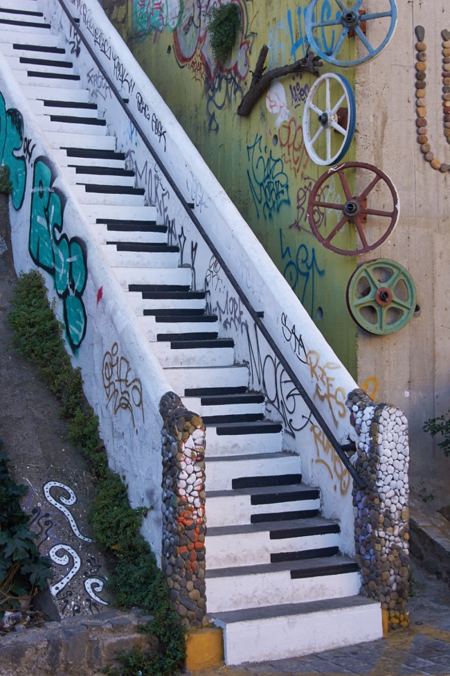 Play the piano Street art in Valparaiso.