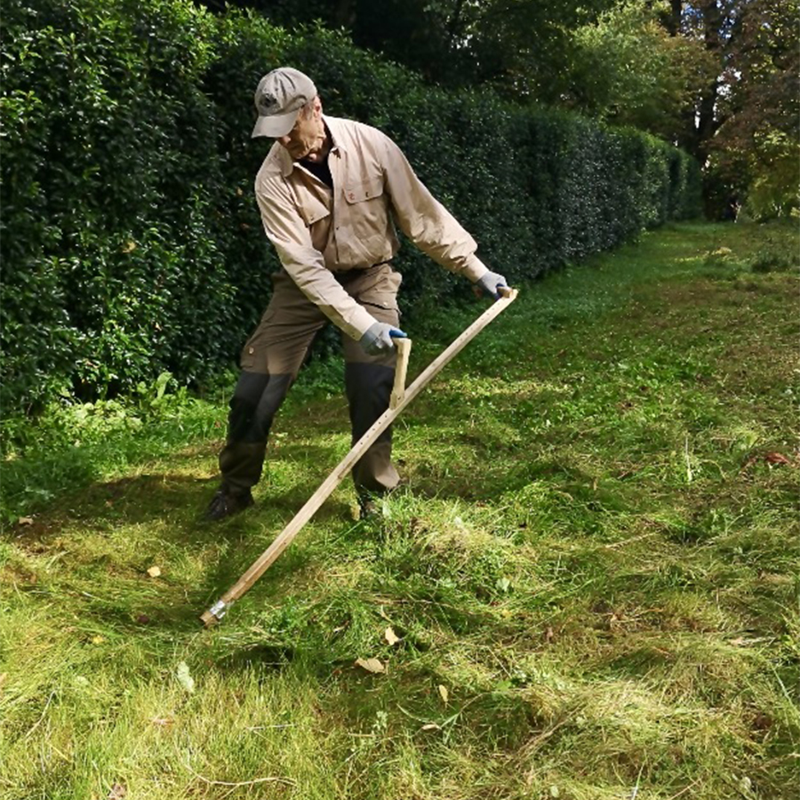 Richard scything (courtesy Steve Tomlin)